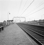 153150 Gezicht op de perrons met wachthuisje van het N.S.-station Koog Bloemwijk te Koog aan de Zaan.